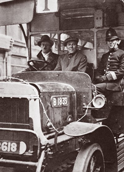 Freiwilliger Transport und deren Polizeischutz, Mai 1926 von English Photographer